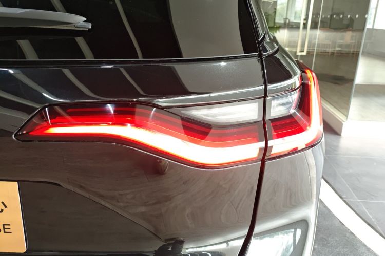 蔚来ES8 2022款 75kWh 六座版车身外观9