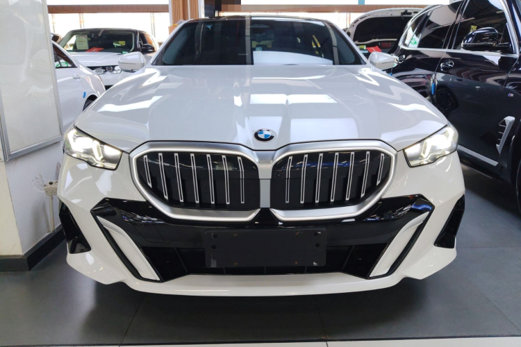 宝马5系 2024款 530Li 领先型 M运动套装车身外观2