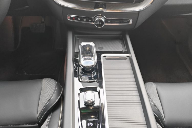 沃尔沃XC60新能源 2026款 插电式混动 长续航四驱智远极夜黑版中控内饰18