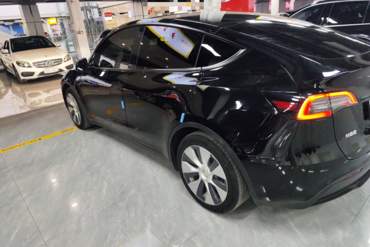 特斯拉 Model Y 2021款 标准续航后驱版车身外观4