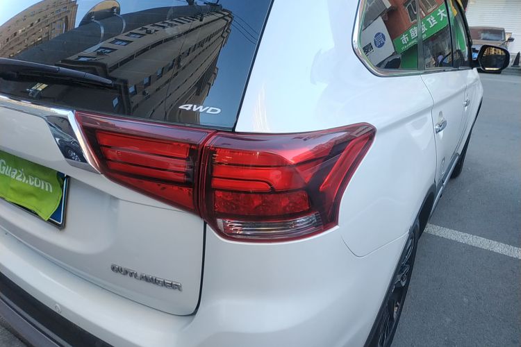 三菱 欧蓝德 2019款 2.4L 四驱致享版 7座 国V车身外观9