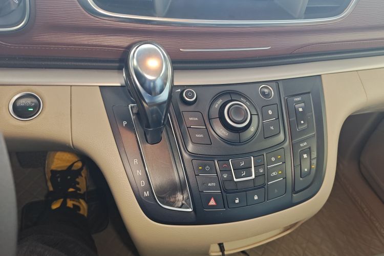 别克GL8 2017款 25S 舒适型 国V中控内饰18