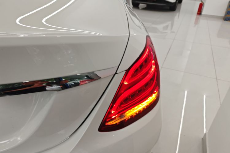 奔驰C级 2017款 C 180 L 运动版车身外观9