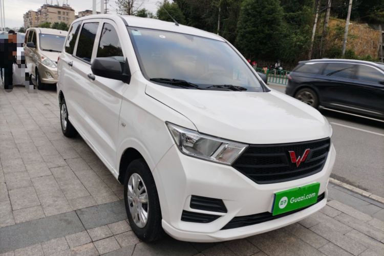 五菱汽车 五菱宏光 2021款 1.5L改款 S基本型 液压助力LAR车身外观3