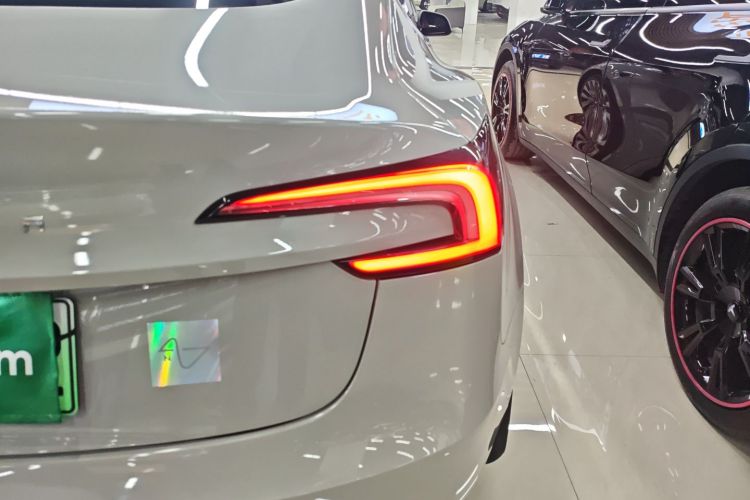 特斯拉 Model 3 2023款 后轮驱动版车身外观9
