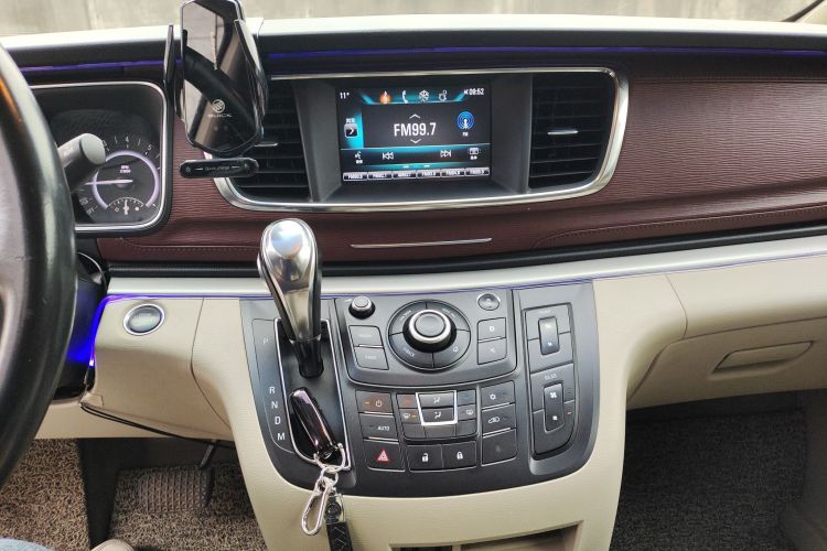 别克GL8 2017款 25S 豪华型 国V中控内饰16