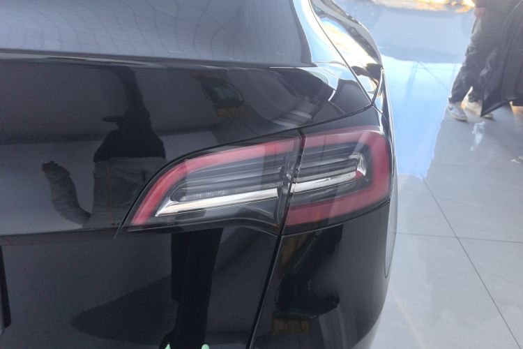 特斯拉 Model Y 2024款 后轮驱动版车身外观9