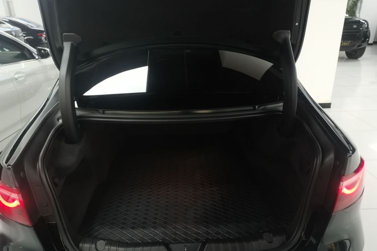 捷豹XFL 2022款 XFL 2.0T P250 两驱尊享豪华版机舱底盘23