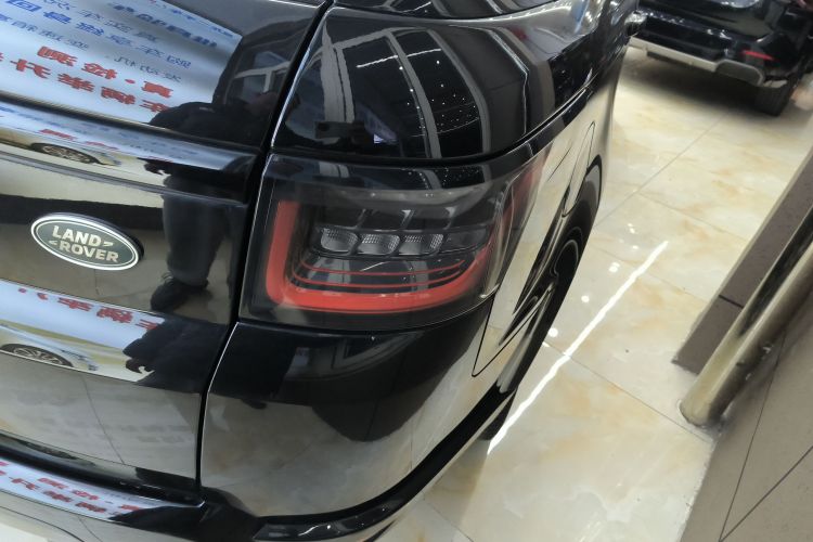 路虎 揽胜运动版 2022款 3.0 L6 耀黑版车身外观9