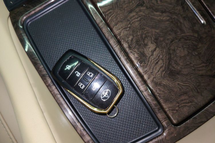 丰田 威尔法 2023款 皇冠 双擎 2.5L HV至尊版中控内饰11