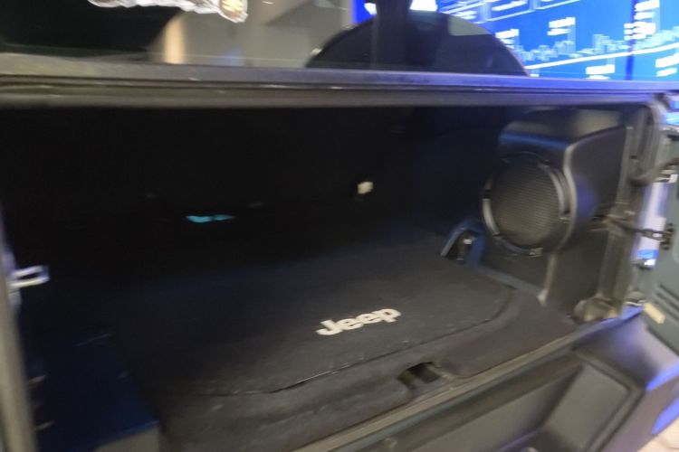 Jeep 牧马人 2014款 3.0L Sahara 四门版机舱底盘23