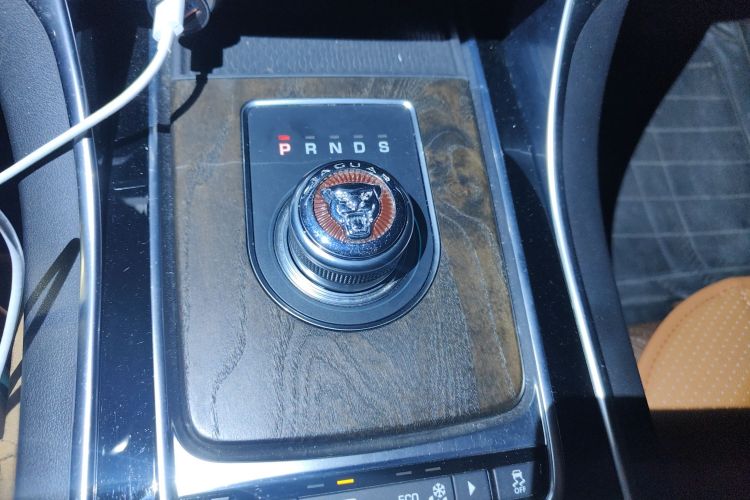 捷豹XFL 2018款 XFL 2.0T 250PS 豪华版中控内饰18