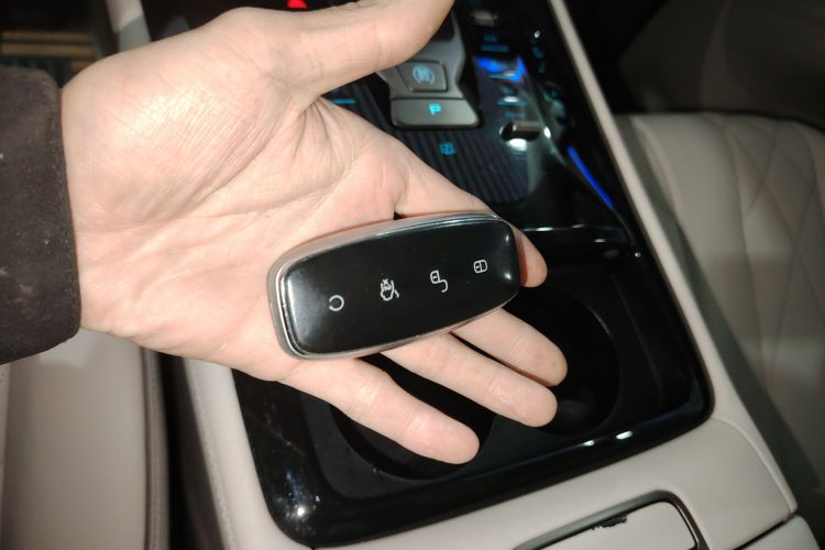 腾势D9 2022款 DM-i 970 四驱旗舰型中控内饰7001