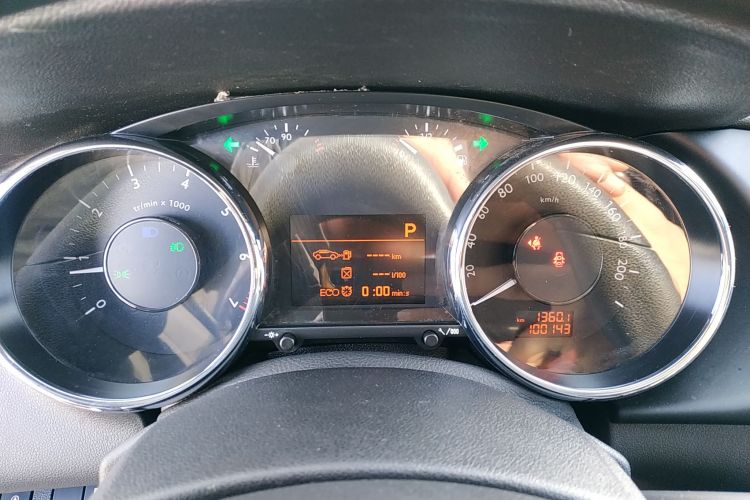 标致3008 2015款 1.6THP 自动经典版中控内饰14