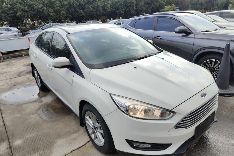 福特 福克斯 2018款 三厢经典 1.6L 自动风尚型智行版车身外观3