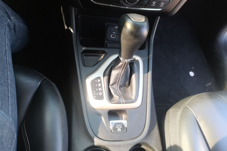 Jeep 自由光 2017款 2.0L 优越版中控内饰18