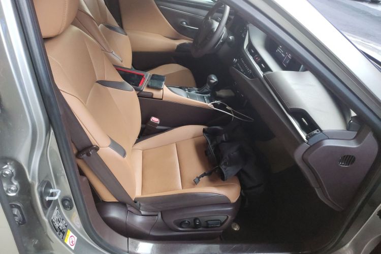 雷克萨斯ES 2018款 300h 卓越版 国V局部细节41