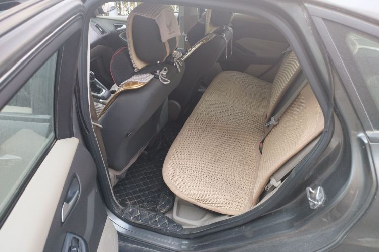 福特 福克斯 2012款 三厢 1.6L 手动舒适型中控内饰21