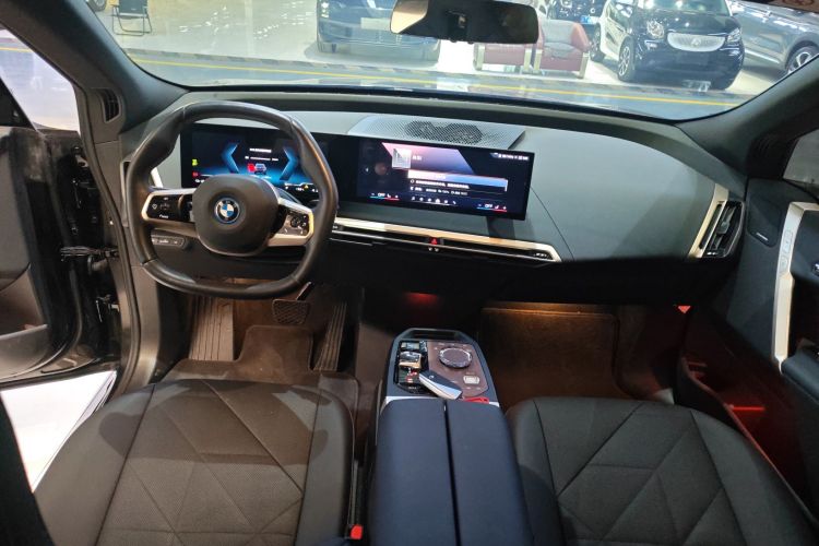 宝马iX 2023款 改款 xDrive40中控内饰12