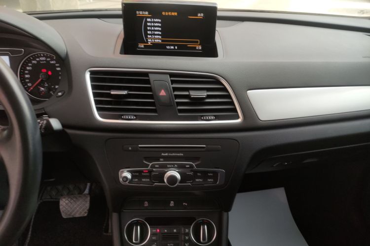 奥迪Q3 2018款 30周年年型 30 TFSI 时尚型中控内饰16
