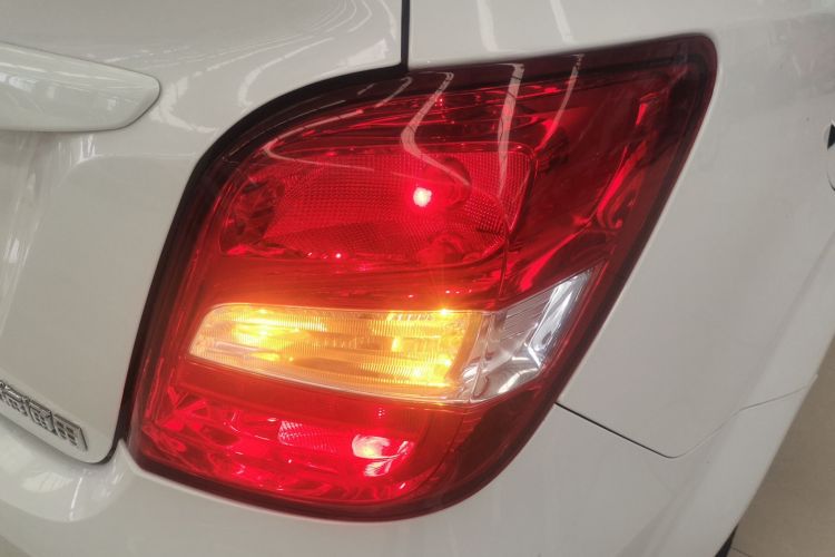 雪佛兰 爱唯欧 2014款 三厢 1.4SL MT 舒适版车身外观9