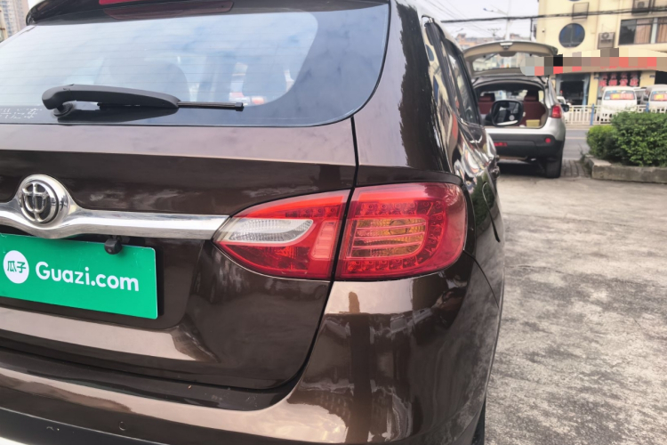 中华V5 2012款 1.5T 自动两驱运动型车身外观9