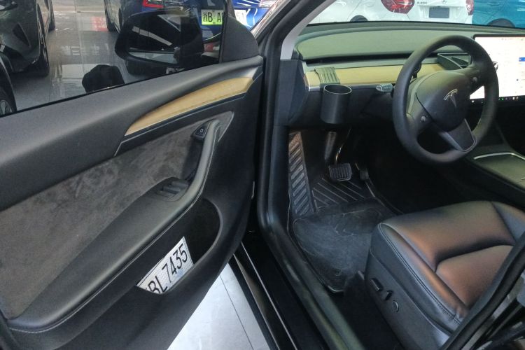 特斯拉 Model Y 2022款 改款 后轮驱动版中控内饰7003