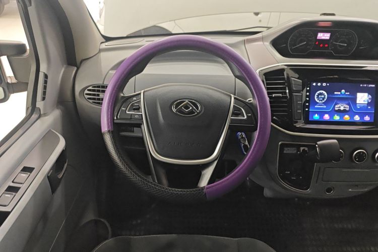 上汽大通MAXUS 新途V80 2023款 2.0T AMT经典傲运通短轴中顶5/6座局部细节13