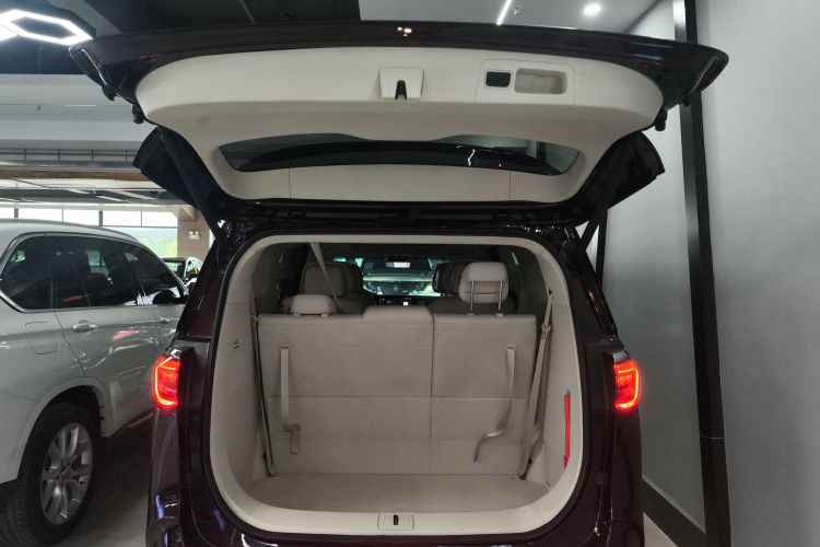 别克GL8 2021款 Avenir艾维亚 七座亲礼版机舱底盘23