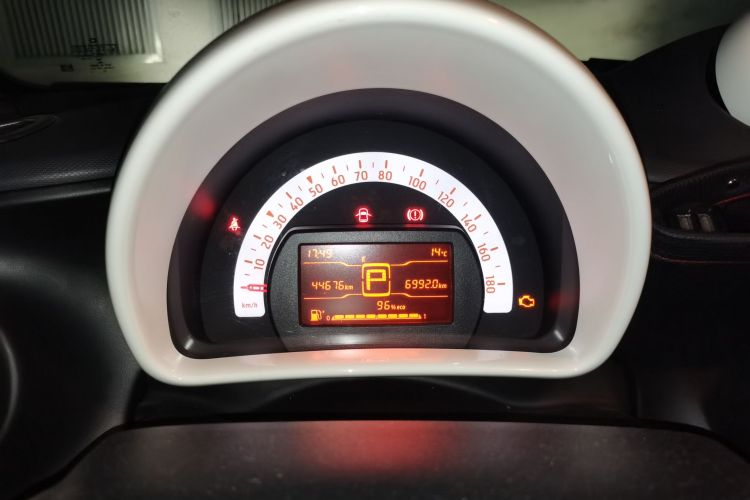 smart fortwo 2018款 1.0L 52千瓦硬顶灵动版 国V中控内饰14