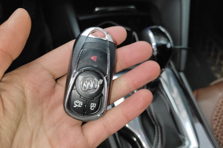 别克 君威 2017款 20T 豪华型中控内饰11