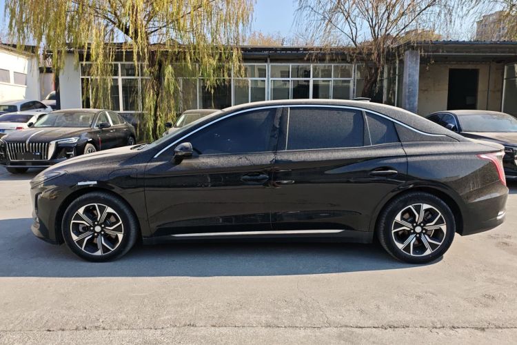 红旗E-QM5 2023款 改款 基础出行版车身外观4