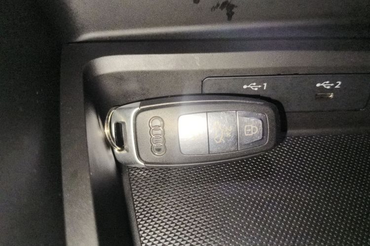 奥迪A3 2024款 A3L Limousine 35 TFSI 时尚运动型中控内饰7001