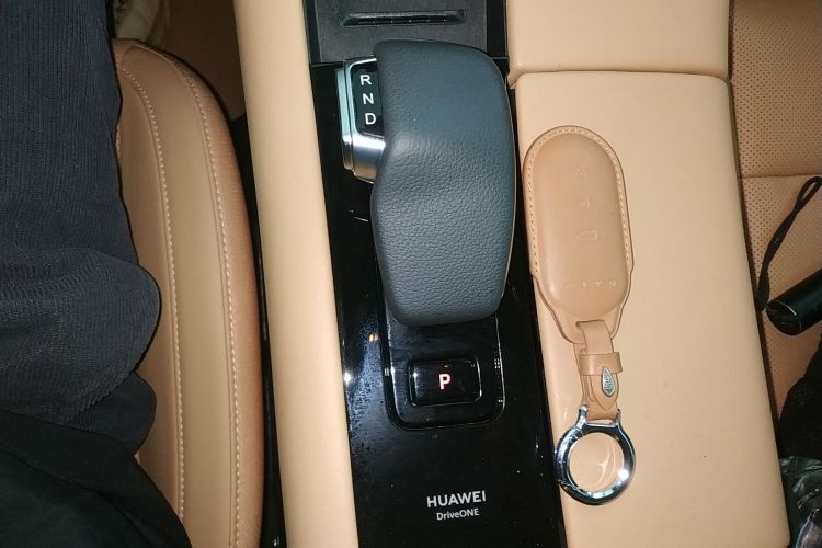 鸿蒙智行 问界M5 2022款 增程后驱标准版中控内饰18