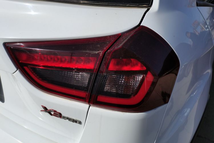 睿蓝汽车X3 PRO 2022款 1.5L CVT小飒车身外观9