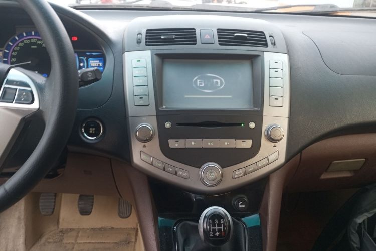 比亚迪S6 2014款 2.0L 手动豪华型 5座局部细节16