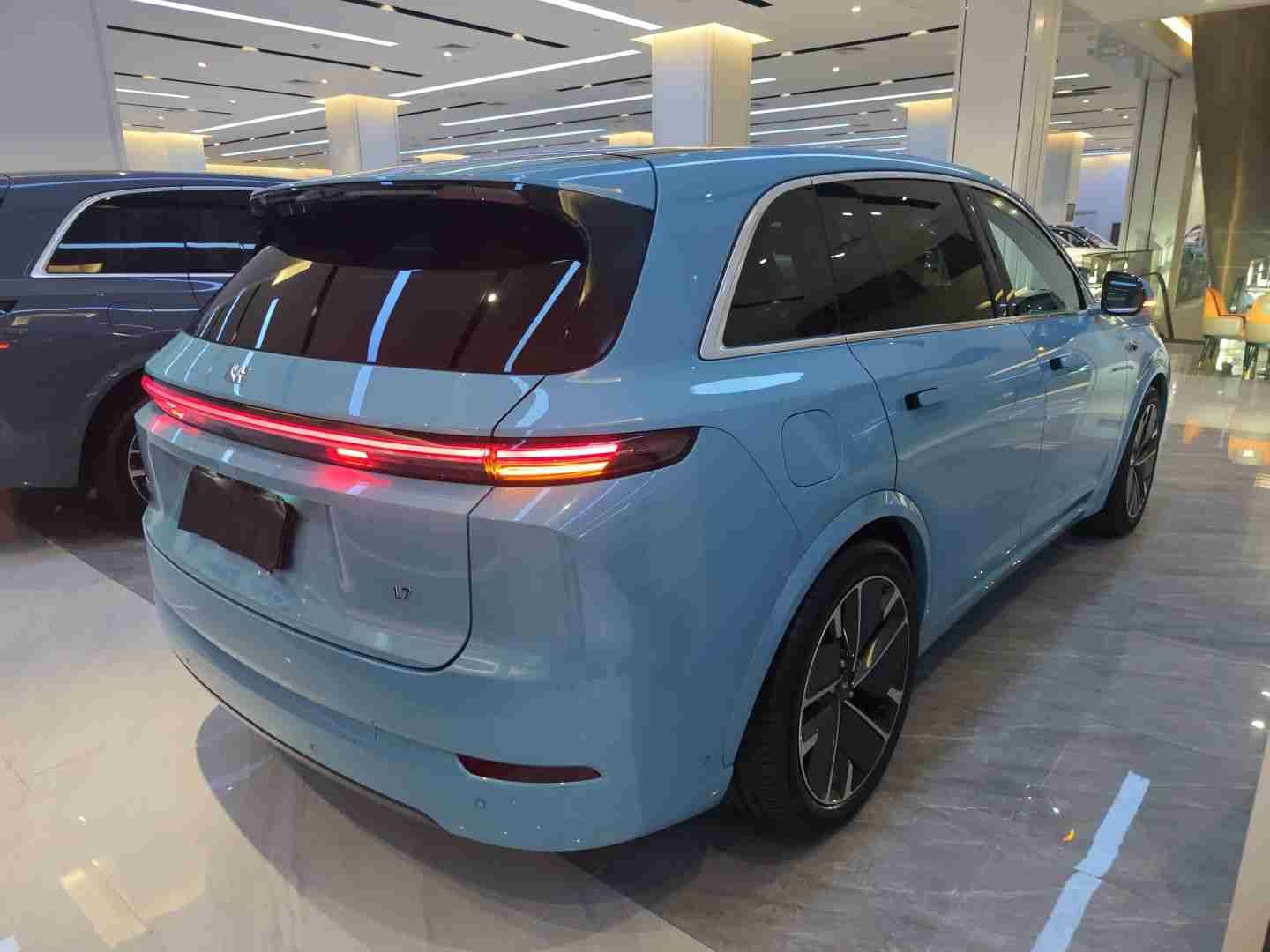 车辆右后45度外观展示