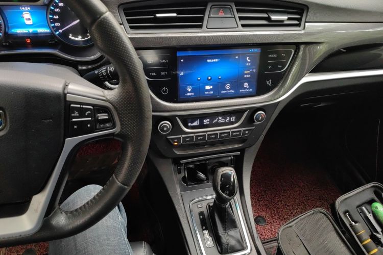 吉利汽车 帝豪 2017款 三厢百万款 1.5L CVT向上版中控内饰16