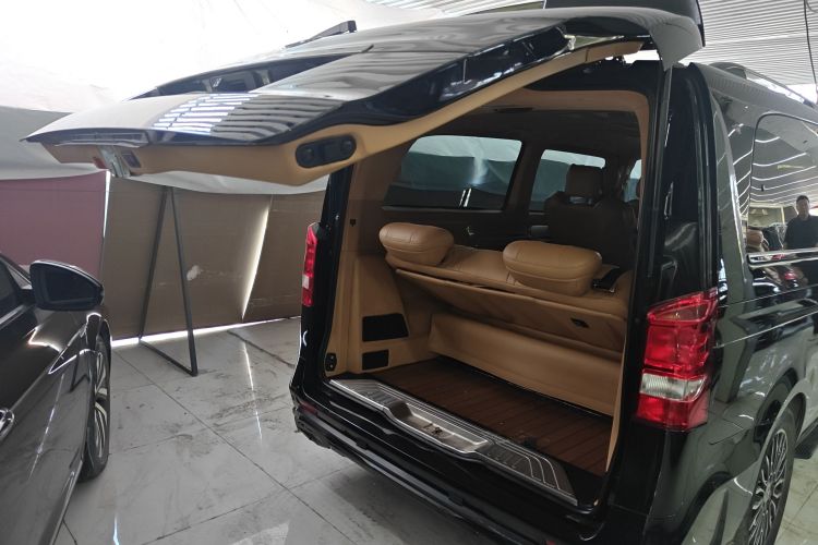 奔驰 威霆 2018款 2.0T 商务版 国VI机舱底盘23