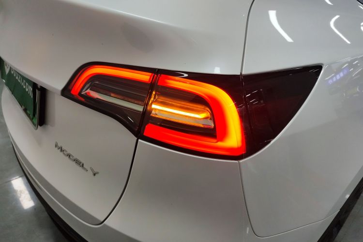 特斯拉 Model Y 2024款 后轮驱动版车身外观9