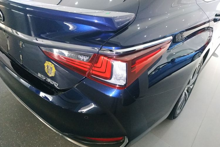 雷克萨斯ES 2020款 200 豪华版车身外观9