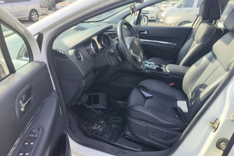 标致3008 2015款 2.0L 自动潮流版中控内饰20