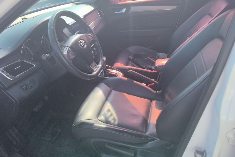 奔腾B30 2017款 1.6L 自动舒适型中控内饰19