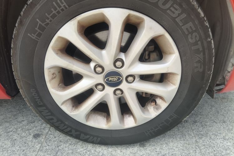 福特 福克斯 2013款 两厢经典 1.8L 自动基本型车身外观10