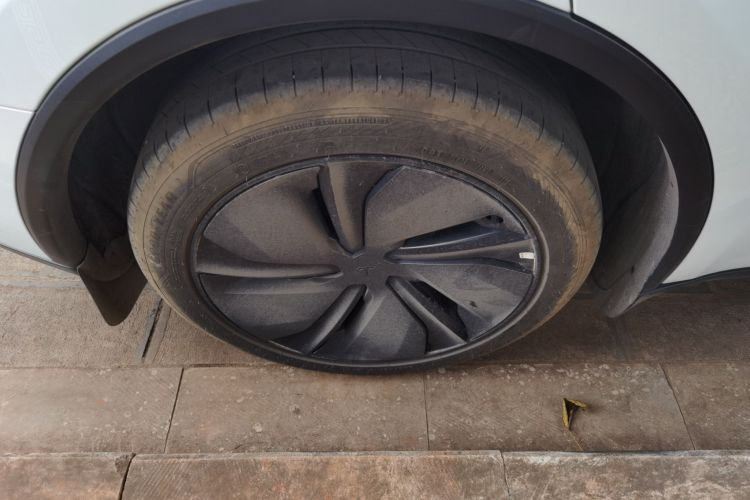 特斯拉 Model Y 2025款 后轮驱动版车身外观10