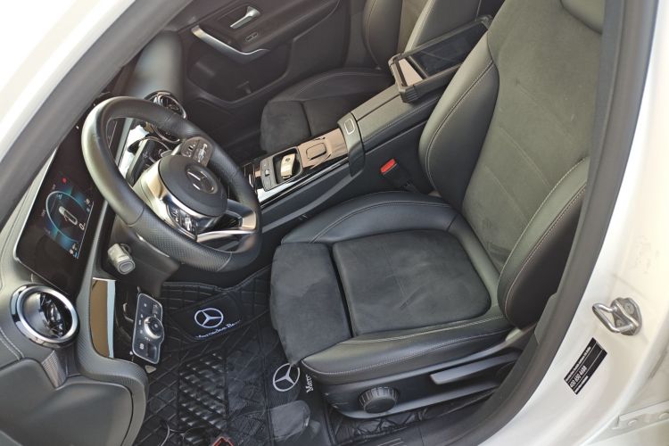 奔驰A级 2020款 A 180 L 运动轿车中控内饰19