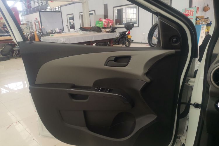 雪佛兰 爱唯欧 2014款 三厢 1.4SL MT 舒适版中控内饰47