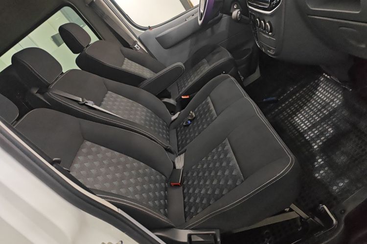 上汽大通MAXUS 新途V80 2023款 2.0T AMT经典傲运通短轴中顶5/6座局部细节41