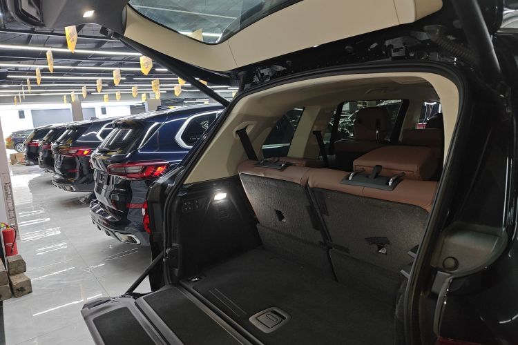 宝马X7 2021款 xDrive40i 领先型豪华套装机舱底盘23