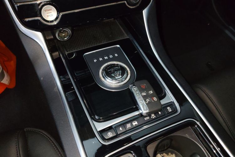 捷豹XEL 2018款 2.0T 200PS 精英版中控内饰18